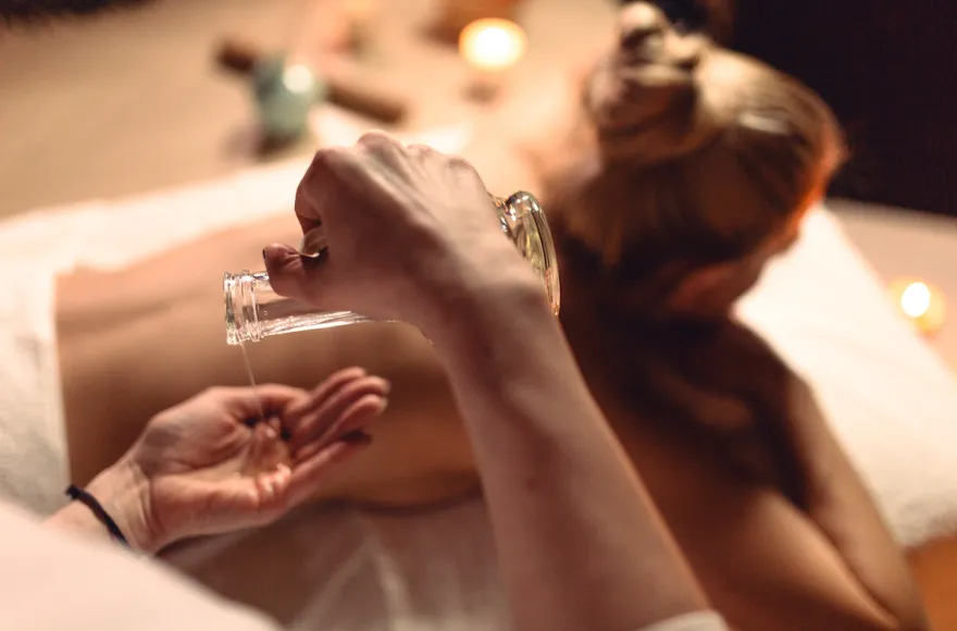 Ayurvedische Ganzkörpermassage für Frauen Berlin