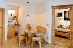 Übernachten im einzigartigen Erdhaus im Feriendorf Auenland für 2 (3 Nächte)