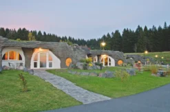 Übernachten im einzigartigen Erdhaus im Feriendorf Auenland für 2 (3 Nächte)