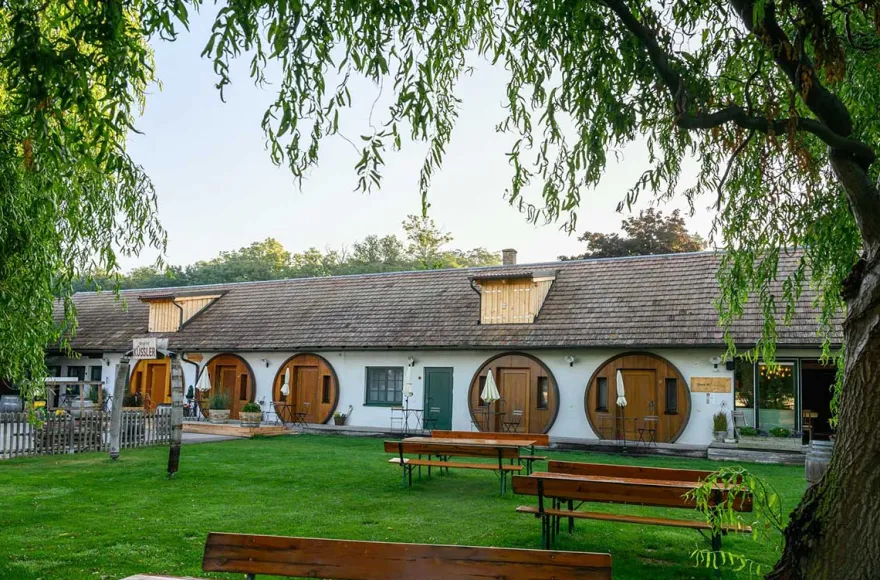 Übernachtung im Weinfass Deluxe mit Wellness Grub an der March