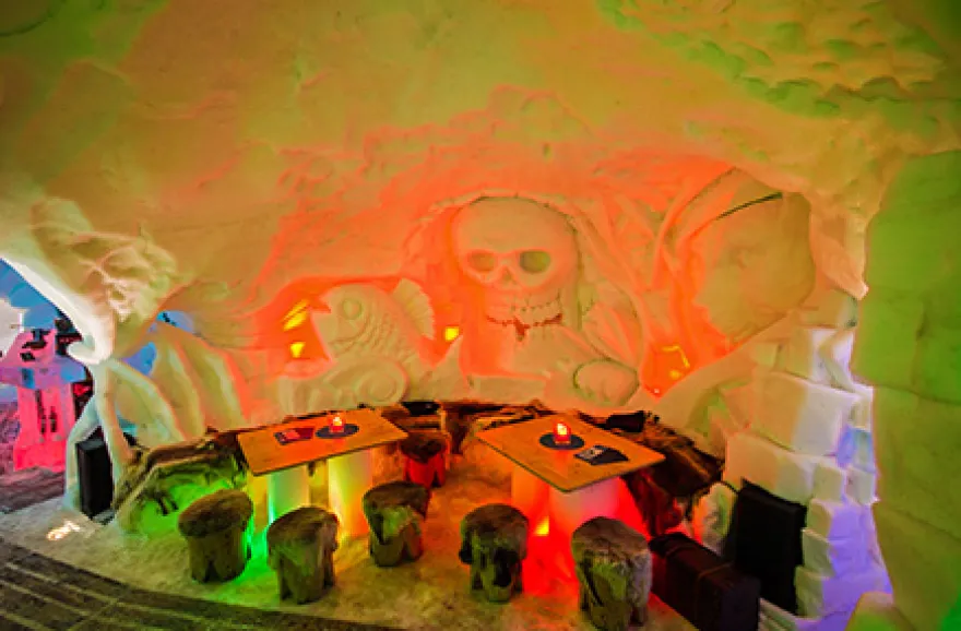 Übernachtung mit Käsefondue im 4er-Iglu