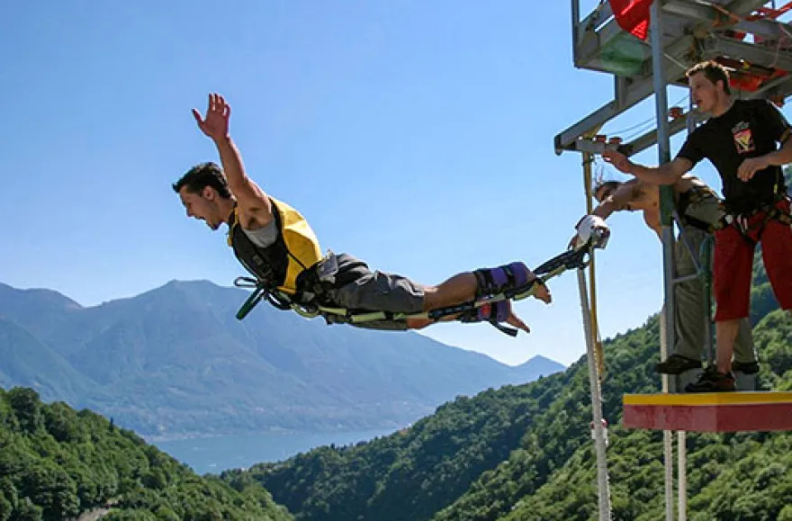 Bungee Jumping vom 220 Meter-Staudamm