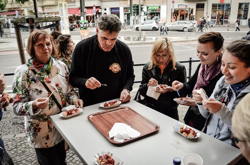 "Der geheime Osten" mit Currywurscht bei "Konnopke"