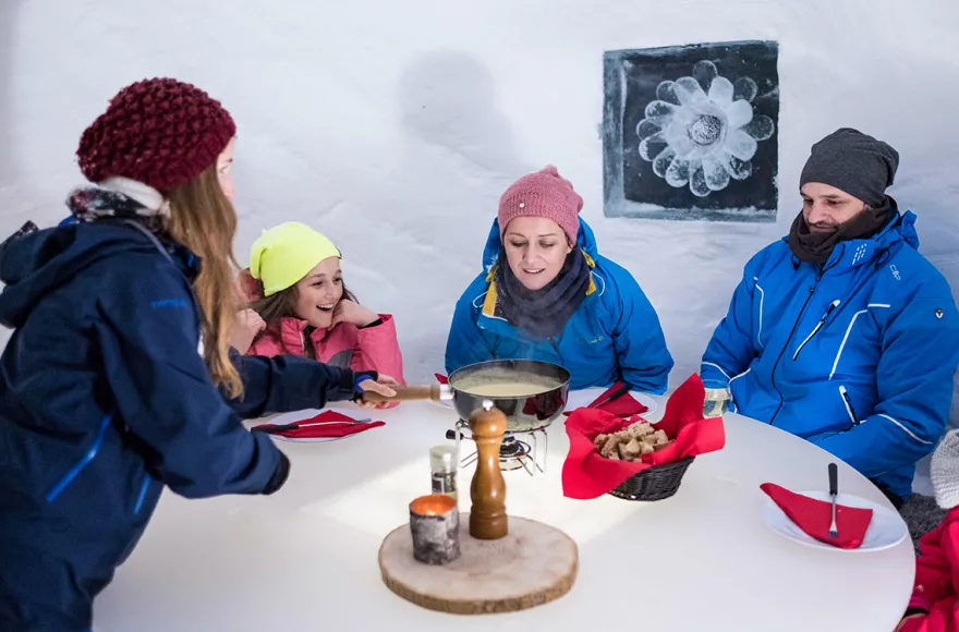 Fondue essen im Iglu Gstaad