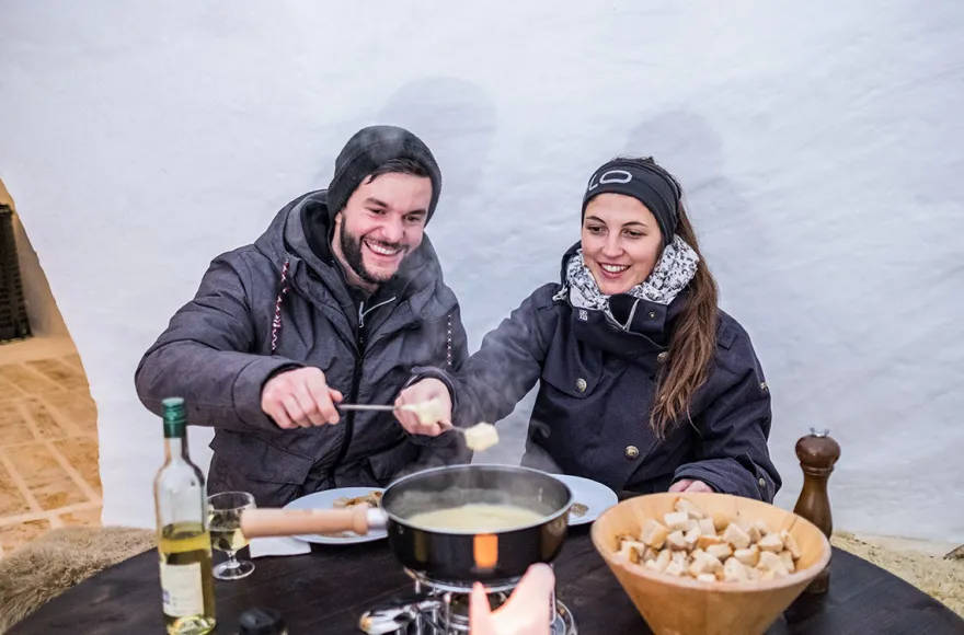 Fondue im Iglu Davos