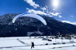 Gleitschirm Fliegen Bach