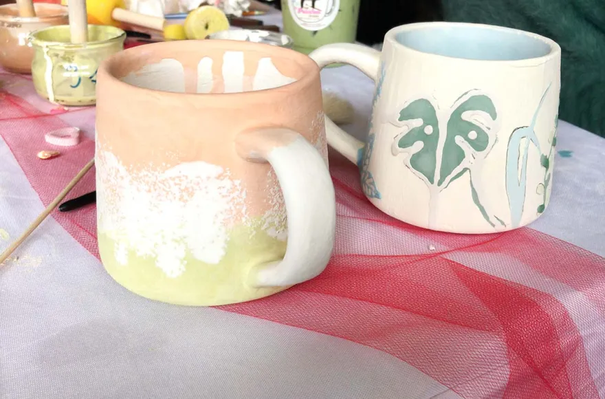 Keramik bemalen mit Matcha und Cocktails München