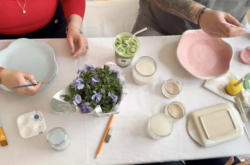 Keramik bemalen mit Matcha und Cocktails München