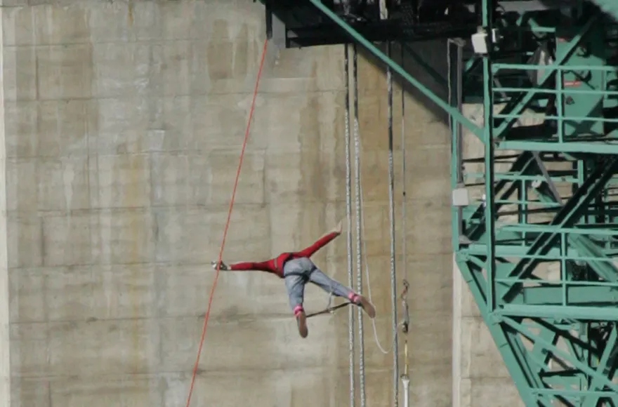 192 Meter Bungy-Sprung von der Europabrücke