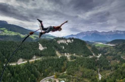 192 Meter Bungy-Sprung von der Europabrücke