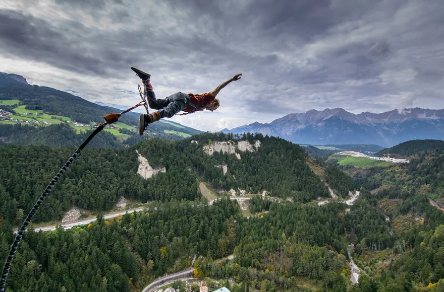 192 Meter Bungy-Sprung von der Europabrücke