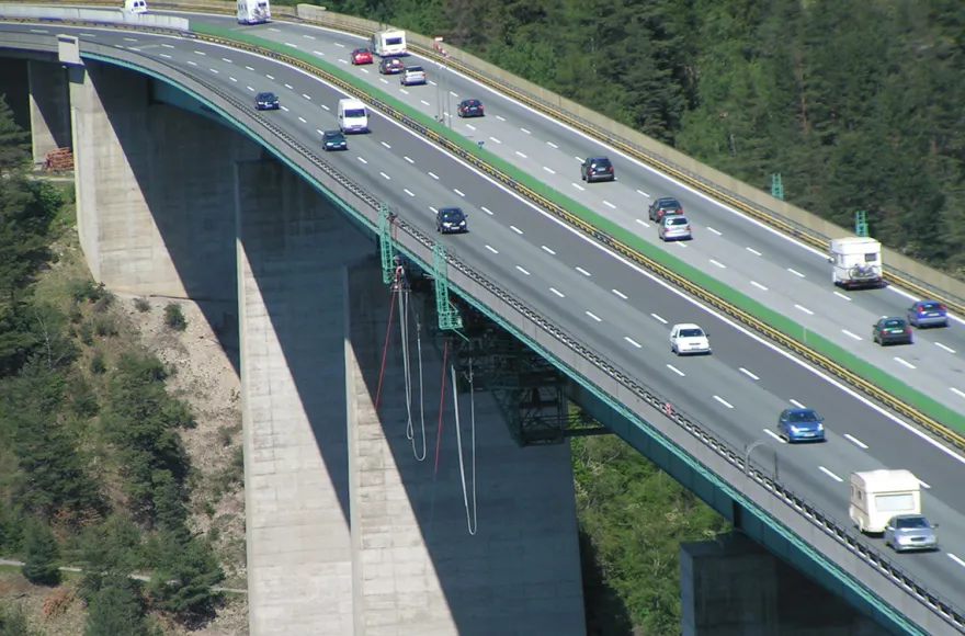 192 Meter Bungy-Sprung von der Europabrücke