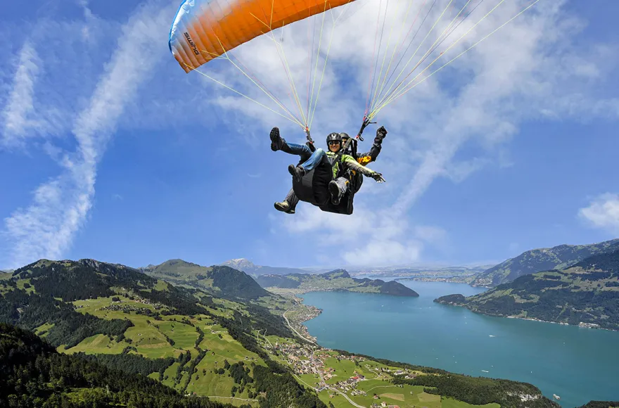 Paar Gleitschirmflug Emmetten
