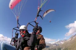 Pärchenflug mit 2 Gleitschirmen Schweiz