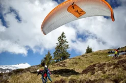 Pärchenflug mit 2 Gleitschirmen Schweiz