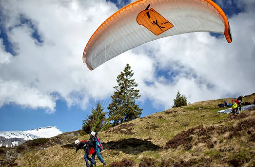 Pärchenflug mit 2 Gleitschirmen Schweiz