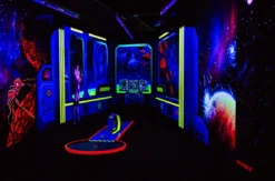 SCHWARZLICHT MINIGOLF SCHWÄBISCH GMÜND FÜR 4