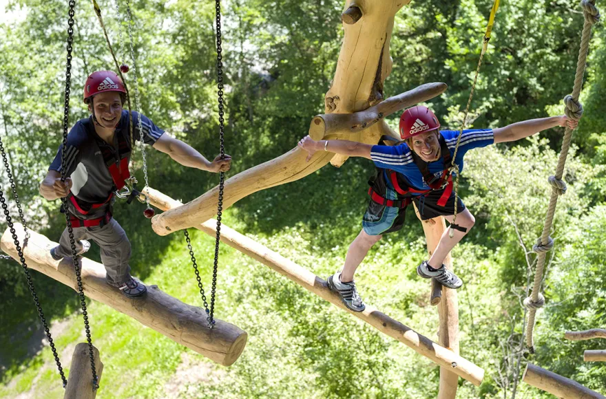 Schwebender Hochseilgarten in Tirol