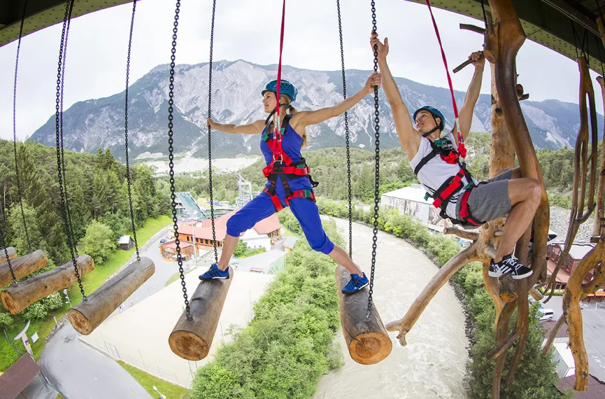 Schwebender Hochseilgarten in Tirol