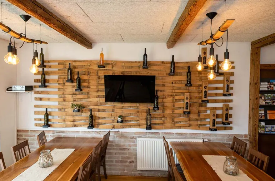 Urlaub mit Freunden im Weinfass mit Wellness Grub an der March